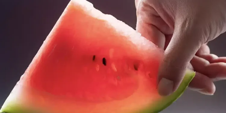 Γιατρός: Δείτε τι συμβαίνει στο σώμα σας αν τρώτε καρπούζι κάθε μέρα το καλοκαίρι