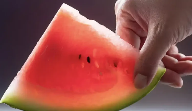 Γιατρός: Δείτε τι συμβαίνει στο σώμα σας αν τρώτε καρπούζι κάθε μέρα το καλοκαίρι