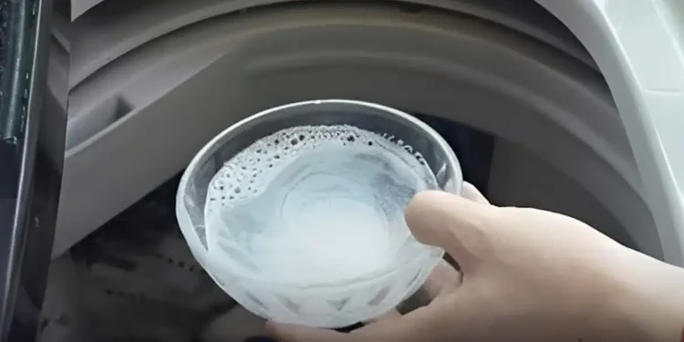 Πώς να πλένετε τα ρούχα σας καθαρά και οικονομικά