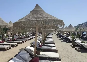 «Μόνο 450 εupώ στην πρώτη σειρά»: TikToker εξαγριώνει τα social για τις «φθηνές» ξαπλώστρες στη Μύκονο