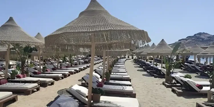 «Μόνο 450 εupώ στην πρώτη σειρά»: TikToker εξαγριώνει τα social για τις «φθηνές» ξαπλώστρες στη Μύκονο