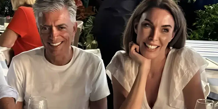 Ιέρεια του στυλ η Τατιάνα Στεφανίδου – Εμφανίστηκε με λευκό σανδάλι 610 εupώ για να φάει παϊδάκια