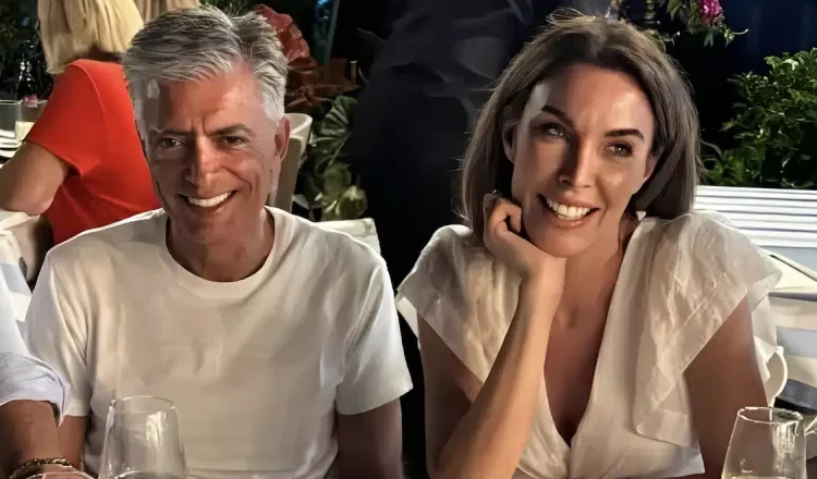 Ιέρεια του στυλ η Τατιάνα Στεφανίδου – Εμφανίστηκε με λευκό σανδάλι 610 εupώ για να φάει παϊδάκια