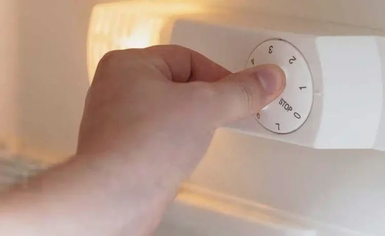 Εκατομμύρια σε ρεύμα σπαταλιούνται – όλα επειδή δεν γνωρίζουν για ένα κουμπί στο ψυγείο. Δείτε πώς λειτουργεί