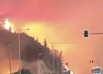 Η ΕΛΛΑΔΑ ΚΑΙΓΕΤΑΙ – ΕΡΧΕΤΑΙ ΕΦΙΑΛΤΙΚΗ ΝΥΧΤΑ – ΑΥΤΕΣ ΕΙΝΑΙ ΟΙ ΠΕΡΙΟΧΕΣ ΠΟΥ ΑΓΡΙΕΥΕΙ Η ΦΩΤΙΑ