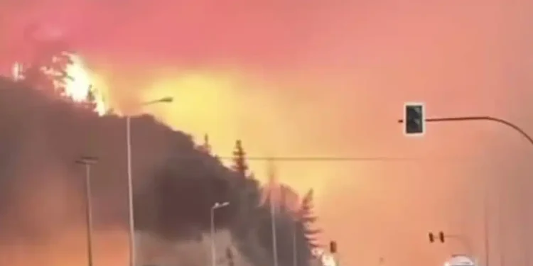 Η ΕΛΛΑΔΑ ΚΑΙΓΕΤΑΙ – ΕΡΧΕΤΑΙ ΕΦΙΑΛΤΙΚΗ ΝΥΧΤΑ – ΑΥΤΕΣ ΕΙΝΑΙ ΟΙ ΠΕΡΙΟΧΕΣ ΠΟΥ ΑΓΡΙΕΥΕΙ Η ΦΩΤΙΑ