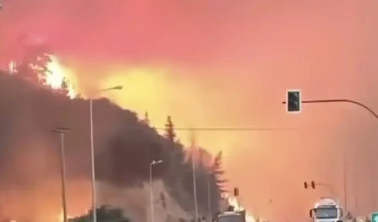 Η ΕΛΛΑΔΑ ΚΑΙΓΕΤΑΙ – ΕΡΧΕΤΑΙ ΕΦΙΑΛΤΙΚΗ ΝΥΧΤΑ – ΑΥΤΕΣ ΕΙΝΑΙ ΟΙ ΠΕΡΙΟΧΕΣ ΠΟΥ ΑΓΡΙΕΥΕΙ Η ΦΩΤΙΑ