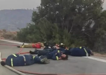 Ραγίζει καρδιές η φωτογραφία με τους εξαντλημένους Έλληνες πυροσβέστες