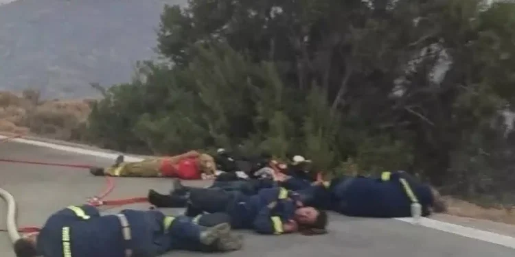 Ραγίζει καρδιές η φωτογραφία με τους εξαντλημένους Έλληνες πυροσβέστες