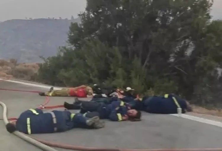 Ραγίζει καρδιές η φωτογραφία με τους εξαντλημένους Έλληνες πυροσβέστες