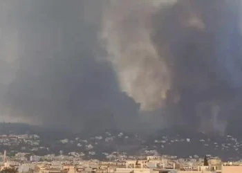 ΑΓΡΙΕΥΕΙ ΠΟΛΥ Η ΦΩΤΙΑ – ΜΠΗΚΕ ΜΕΣΑ ΣΤΗ ΠΟΛΗ – ΔΙΩΧΝΟΥΝ ΚΟΣΜΟ ΑΠΟ ΤΑ ΠΡΟΑΣΤΙΑ ΣΤΟ ΚΕΝΤΡΟ ΤΗΣ ΠΟΛΗΣ