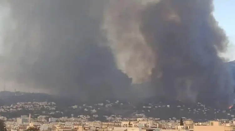 ΑΓΡΙΕΥΕΙ ΠΟΛΥ Η ΦΩΤΙΑ – ΜΠΗΚΕ ΜΕΣΑ ΣΤΗ ΠΟΛΗ – ΔΙΩΧΝΟΥΝ ΚΟΣΜΟ ΑΠΟ ΤΑ ΠΡΟΑΣΤΙΑ ΣΤΟ ΚΕΝΤΡΟ ΤΗΣ ΠΟΛΗΣ