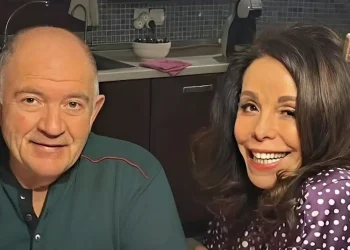 «Μάτια που δεν είναι εδώ αλλά σε ακολουθούν»: Σπαράζει καρδιές η Βούλα Πατουλίδου 17 μέρες μετά τον χαμό του συζύγου της