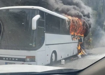 Φωτιά σε τουριστικό λεωφορείο στην Κέρκυρα – Σώθηκαν οι 50 επιβάτες