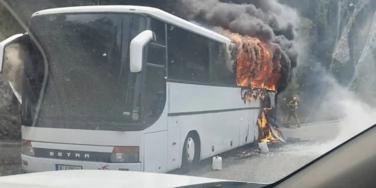 Φωτιά σε τουριστικό λεωφορείο στην Κέρκυρα – Σώθηκαν οι 50 επιβάτες