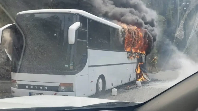 Φωτιά σε τουριστικό λεωφορείο στην Κέρκυρα – Σώθηκαν οι 50 επιβάτες