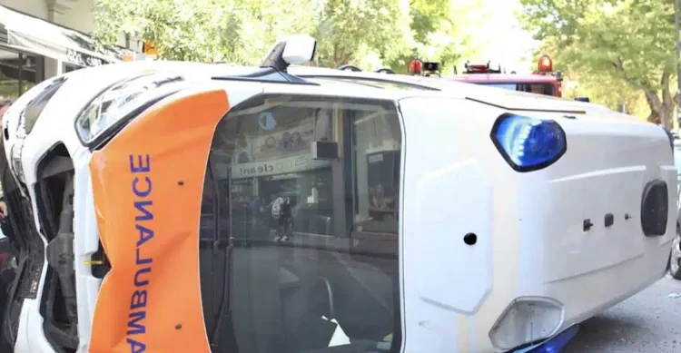 Πέθανε ο ασθενής μετά την ανατροπή ιδιωτικού ασθενοφόρου στο Γουδί