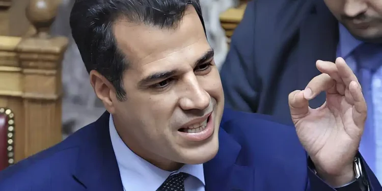 «Φόρτωσε» ο Πλεύρης: Θέλει να στέλνει πίσω στη χώρα τους όλους τους μετανάστες