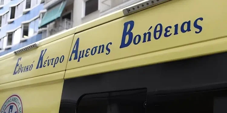 55χρονη ένιωσε αδιαθεσία, βγήκε έξω από το ΙΧ της και κατέληξε