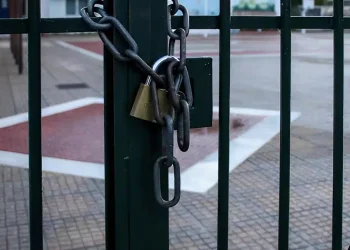 Κλείνουν 38 σχολεία στην Ελλάδα – Γιατί αποφαστίστηκε η αναστολή λειτουργίας τους