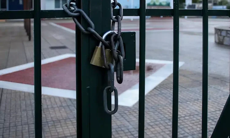 Κλείνουν 38 σχολεία στην Ελλάδα – Γιατί αποφαστίστηκε η αναστολή λειτουργίας τους