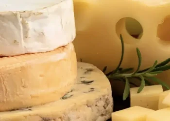 Προσοχή! Και στην Ελλάδα το μολυσμένο τυρί που προκάλεσε δύο θανάτους και 25 τροφικές δηλητηριάσεις