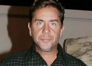 Ο Γιώργος Μαζωνάκης πήγε για κούρεμα και ξύρισμα μετά τη νοσηλεία στο Δρομοκαΐτειο