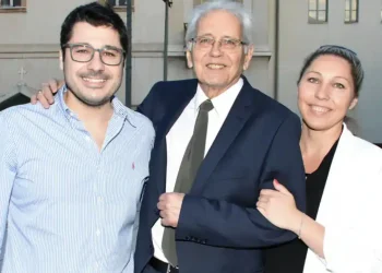 Τώρα πάλι μαζί»: Συγκινητική ανάρτηση του Λάμπρου Κωνσταντάρα – Δημήτρης Κωνσταντάρας και ο πατέρας του σε ένα πορτρέτο ζωής