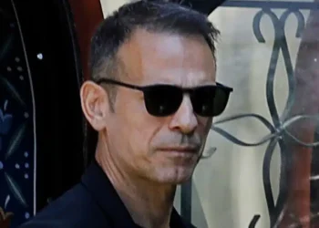 Αλεξάνδρα Νικολαΐδου: Συντετριμμένος ο Ντέμης Νικολαΐδης στην κηδεία της συντρόφου του