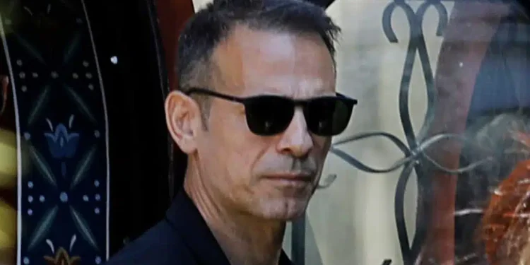 Αλεξάνδρα Νικολαΐδου: Συντετριμμένος ο Ντέμης Νικολαΐδης στην κηδεία της συντρόφου του