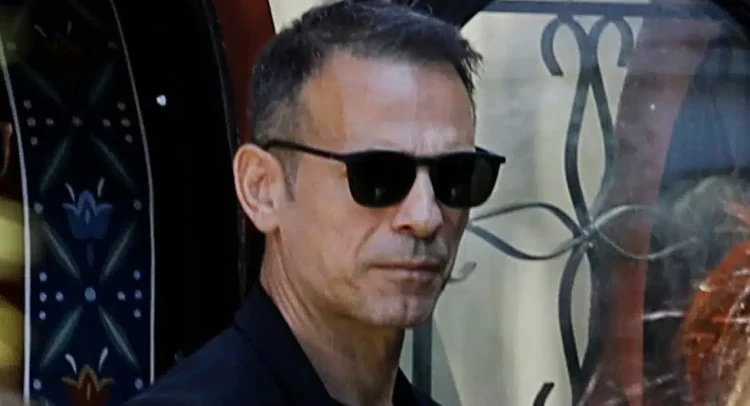 Αλεξάνδρα Νικολαΐδου: Συντετριμμένος ο Ντέμης Νικολαΐδης στην κηδεία της συντρόφου του