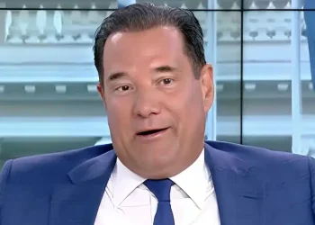 Ξέσπασε στον αέρα ο Άδωνις: «Μα θα απολογηθώ γιατί μαυρίζει το δέρμα μου; Έλεος»