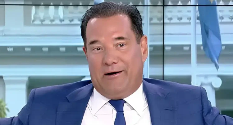 Ξέσπασε στον αέρα ο Άδωνις: «Μα θα απολογηθώ γιατί μαυρίζει το δέρμα μου; Έλεος»