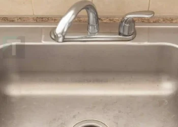 Η γιαγιά μου μού έμαθε αυτό το κόλπο για να γυαλίζω τον ανοξείδωτο νεροχύτη σε 2 λεπτά χωρίς καθόλου κόπο. Δείτε πώς γίνεται