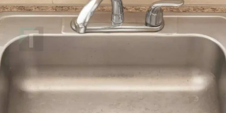 Η γιαγιά μου μού έμαθε αυτό το κόλπο για να γυαλίζω τον ανοξείδωτο νεροχύτη σε 2 λεπτά χωρίς καθόλου κόπο. Δείτε πώς γίνεται