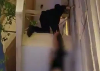 Γυναίκα αστυνομικός της ΔΙ.ΑΣ και μητέρα 3 παιδιών διέσωσε 5χρονο αγοράκι από μπαλκόνι – Ήταν ολομόναχο και κλειδωμένο