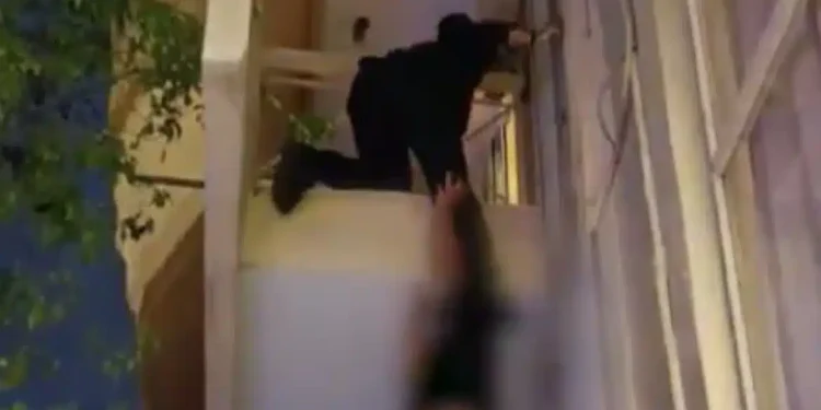 Γυναίκα αστυνομικός της ΔΙ.ΑΣ και μητέρα 3 παιδιών διέσωσε 5χρονο αγοράκι από μπαλκόνι – Ήταν ολομόναχο και κλειδωμένο