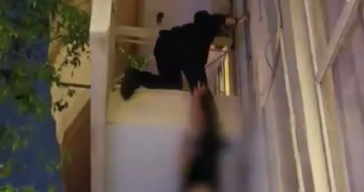 Γυναίκα αστυνομικός της ΔΙ.ΑΣ και μητέρα 3 παιδιών διέσωσε 5χρονο αγοράκι από μπαλκόνι – Ήταν ολομόναχο και κλειδωμένο