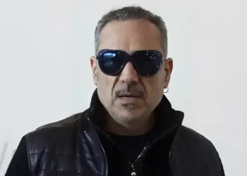 Νότης Σφακιανάκης: Σπάνια εμφάνιση στη Βάρκιζα – Οι περαστικοί δεν πίστευαν στα μάτια τους