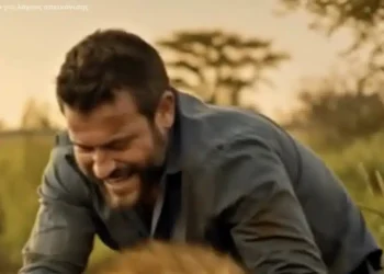 Ένας άντρας έσωσε ένα λιοντάρι από το ποτάμι, αλλά όταν έφτασαν στην όχθη, το λιοντάρι έκανε κάτι απροσδόκητο