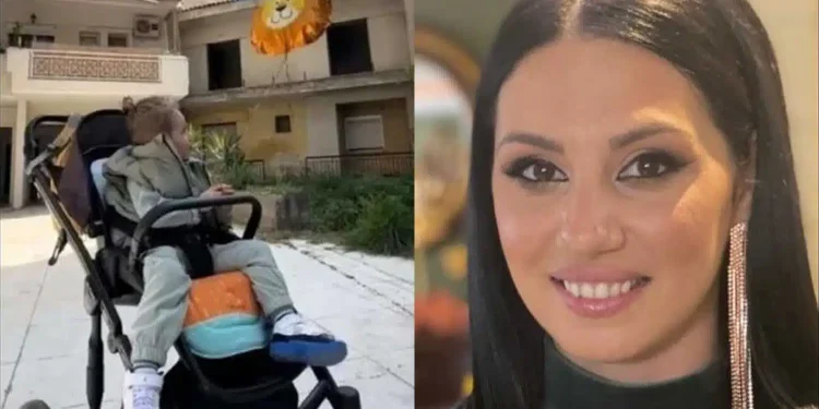 Ο μικρός Χρήστος αφήνει μπαλόνι στον ουρανό για τη μαμά του που χάθηκε στα Τέμπη