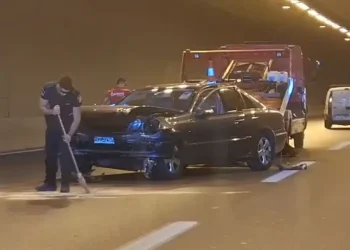 Τροχαίο στην Ποσειδώνος: Νεκρός ο οδηγός που έπαθε ανακοπή και «καρφώθηκε» σε τούνελ