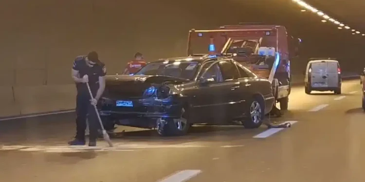 Τροχαίο στην Ποσειδώνος: Νεκρός ο οδηγός που έπαθε ανακοπή και «καρφώθηκε» σε τούνελ