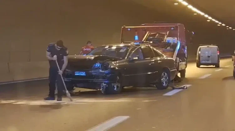 Τροχαίο στην Ποσειδώνος: Νεκρός ο οδηγός που έπαθε ανακοπή και «καρφώθηκε» σε τούνελ