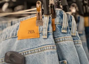 O κρυφός κωδικός του ZARA που «καρφώνει» ποια ρούχα είναι χαμηλής ποιότητας και ποια όχι