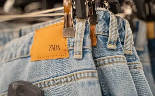 O κρυφός κωδικός του ZARA που «καρφώνει» ποια ρούχα είναι χαμηλής ποιότητας και ποια όχι