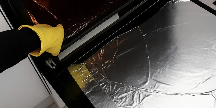 Πώς να καθαρίσετε τον φούρνο με αλουμινόχαρτο και να γίνει σαν την ημέρα που τον αγοpάσετε