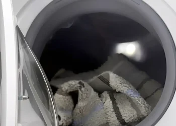 Γιατί δεν πρέπει να πλένετε τα χαλάκια μπάνιου στο πλυντήριο