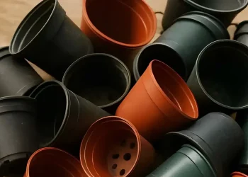 Σταματήστε να πετάτε τις παλιές πλαστικές γλάστρες. 10 καταπληκτικοί τρόποι να τις χρησιμοποιήσετε