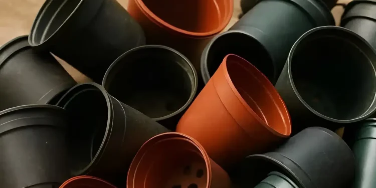 Σταματήστε να πετάτε τις παλιές πλαστικές γλάστρες. 10 καταπληκτικοί τρόποι να τις χρησιμοποιήσετε